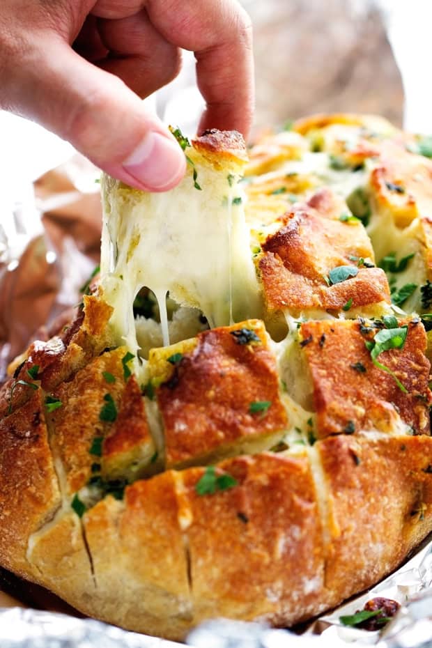 Bake Cheesy Garlic Pull Apart Bread: A Show-Stopping Appetizer